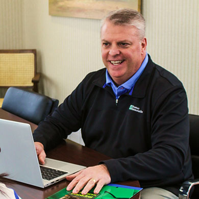 Peoples Exchange Bank Employee discussing e-Statements